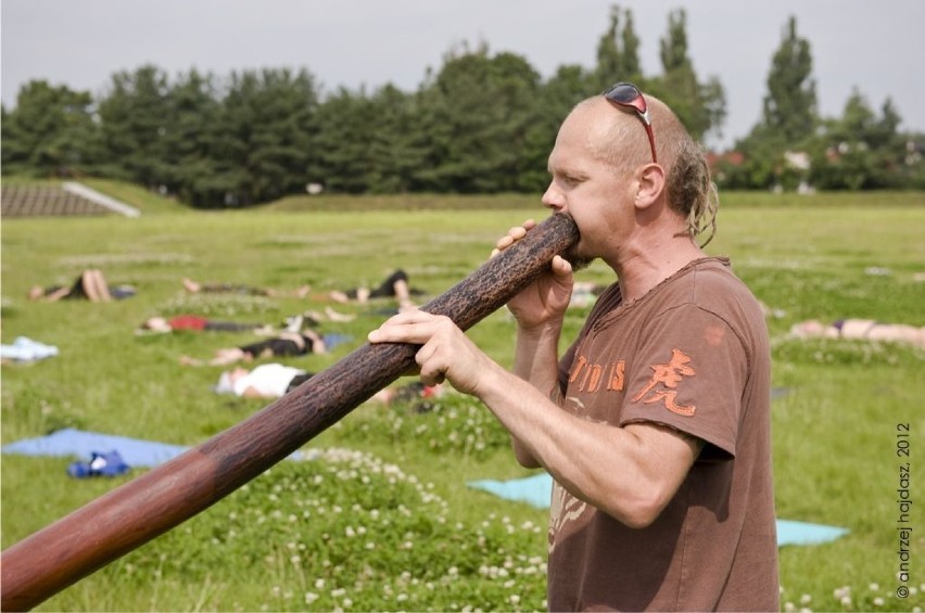 Mirek Turczynowicz podczas muzycznej relaksacji.