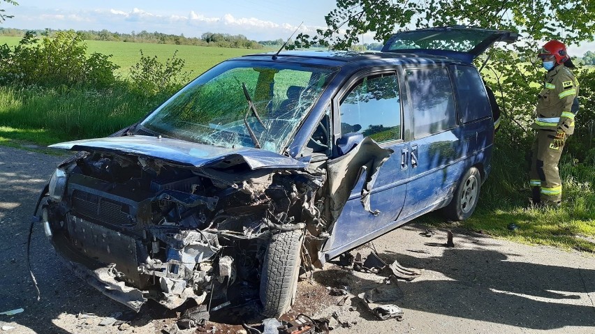 Wypadek na drodze między Kołobrzegiem a Białogardem [zdjęcia]