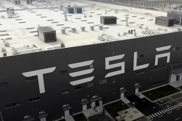 Tesla musiała wstrzymać produkcję. W fabryce nie ma prądu. Niemieccy śledczy biorą pod uwagę, że ktoś celowo sparaliżował giganta motoryzacji.