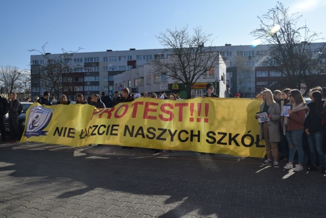 Ciężka lekcja demokracji dla młodzieży. Protesty na nic. Szkoły do łączenia.