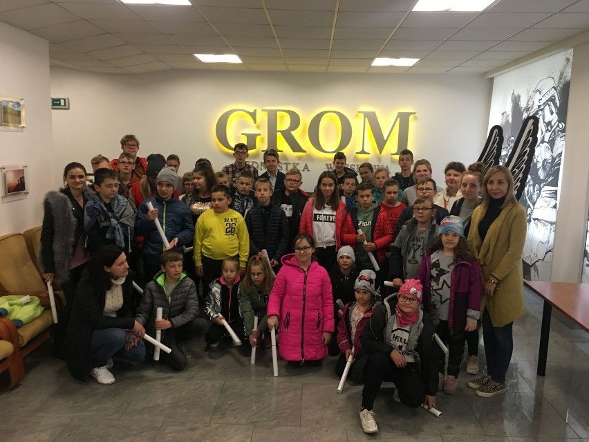 Uczniowie Zespołu Placówek Specjalnych w Pleszewie i Szkoły Podstawowej w Kucharach zwiedzali Jednostkę Wojskową GROM