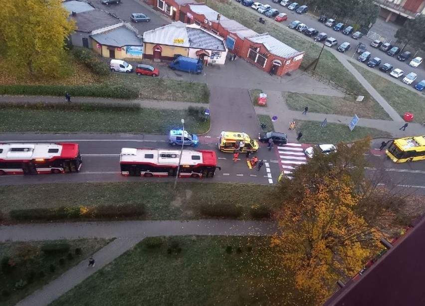 Wypadek w Będzinie. Samochód potrącił na pasach kobietę z 2-letnim dzieckiem. Do zdarzenia doszło na os. Syberka