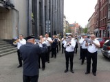 Dzień hutnika w Chorzowie. Posłuchaj orkiestry hutniczej na Wolności. Ulica w pomarańczowo-czarnych flagach. Zobacz ZDJĘCIA