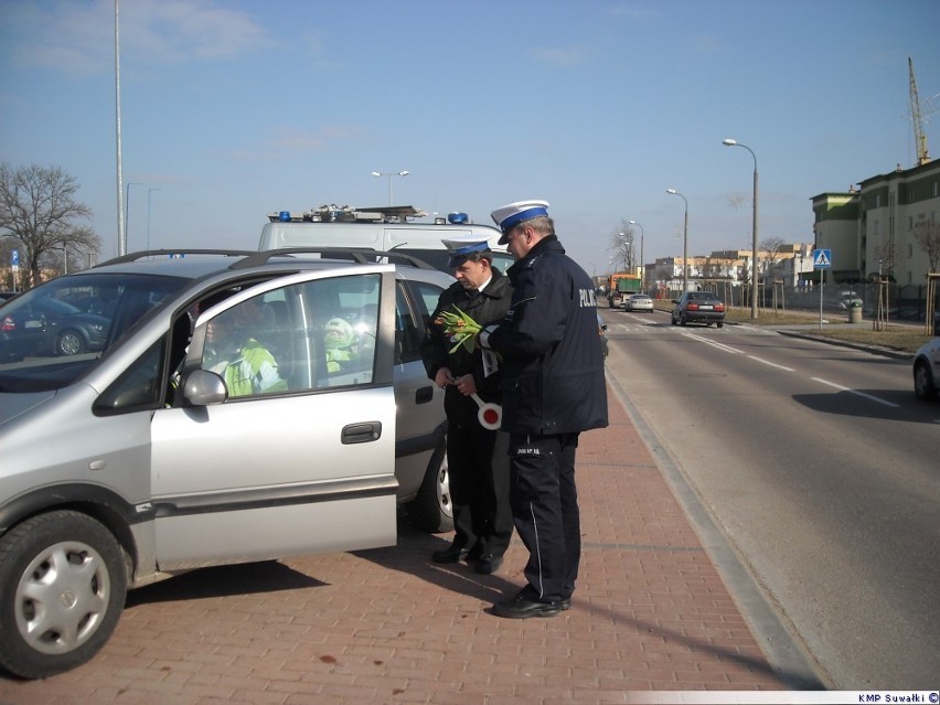 Policjanci dawali dla Pań kwiaty [zdjęcia]