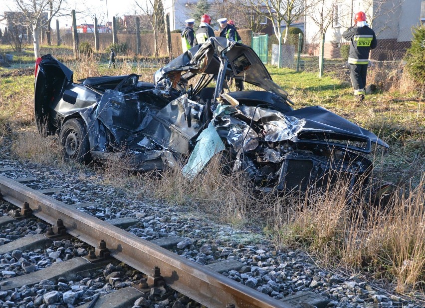 Śmierć na torach kolejowych w Malborku. Audi wpadło pod pociąg [ZDJĘCIA, FILM]