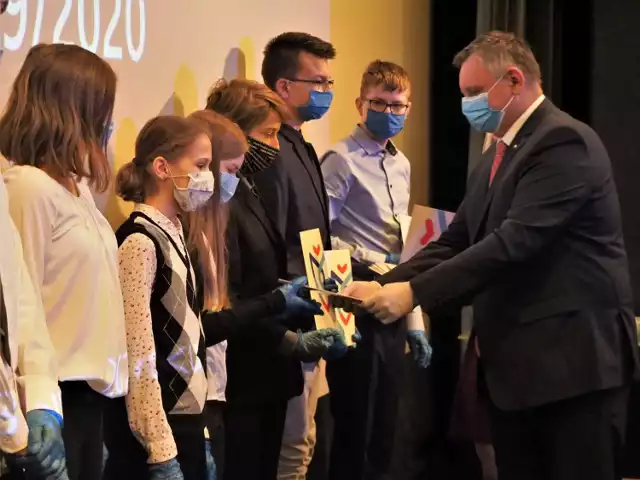 W piątek w sali kinowej CK105, z zachowaniem reżimu sanitarnego, prezydent Piotr Jedliński wręczył uczniom coroczne stypendia naukowe.