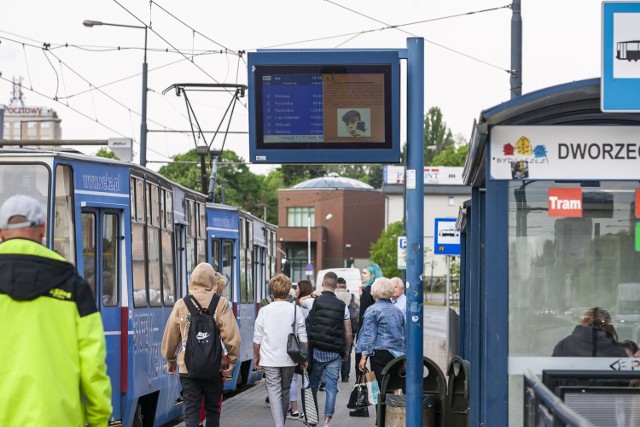 Od kilku lat działa w Bydgoszczy system sprawdzania, kiedy z danego przystanku komunikacji miejskiej odjedzie autobus czy tramwaj - i to w czasie rzeczywistym, z opóźnieniami. Wystarczy mieć telefon. Tyle że o tym udogodnieniu wciąż mało kto wie.