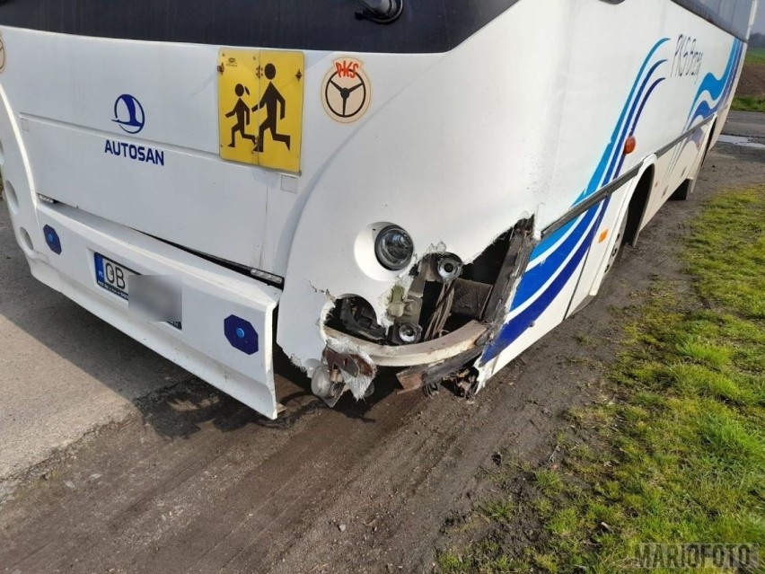 Wypadek w Lewinie Brzeskim. 25-latek w audi podczas wyprzedzania zderzył się z autobusem. Ranny czterolatek, który jechał autobusem