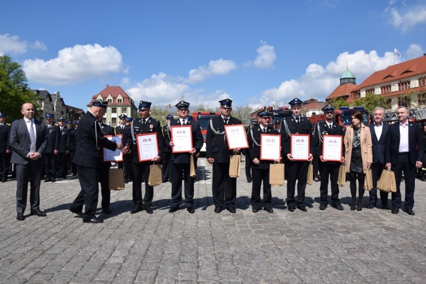 Dzień Strażaka 2019. Podczas uroczystego apelu podsumowaliśmy plebiscyt "Strażak Roku" [ZDJĘCIA]