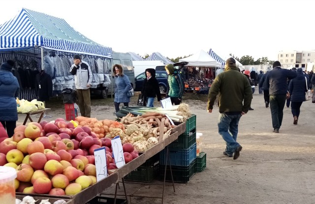 Zakupy na targowisku w Golubiu-Dobrzyniu w piątek 3 grudnia 2021