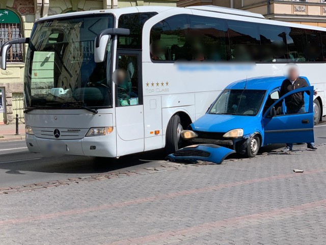 W czwartek (16.05) około godz. 11 doszło do zderzenia autobusu i samochodu osobowego. Szczegóły kolizji ustala teraz policja.