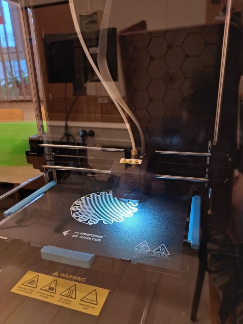 W szkole podstawowej w Stalowej Woli uczniowie projektują i drukują śnieżynki na drukarce 3D! Zobacz zdjęcia