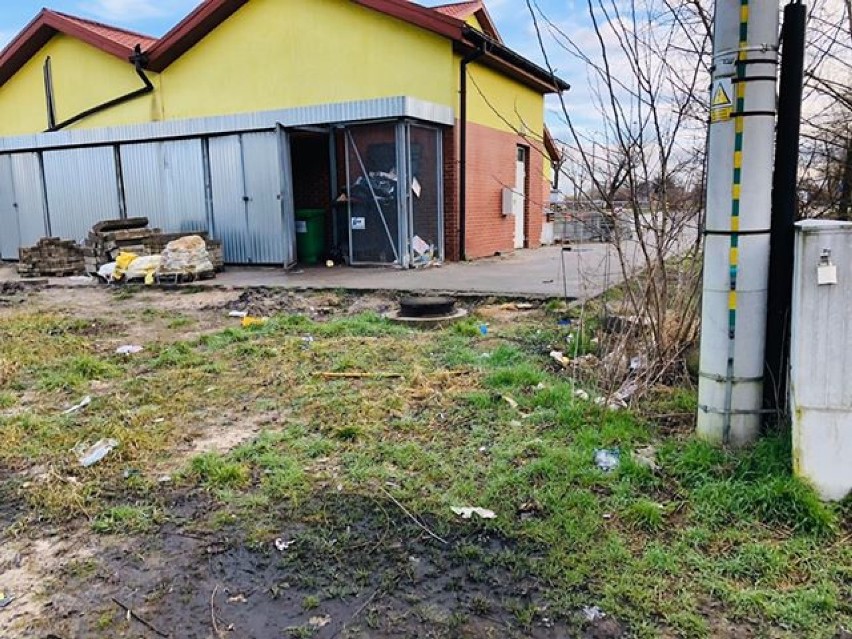 Śmieci spod Biedronki w Świebodzinie zostały uprzątnięte przez pracowników marketu