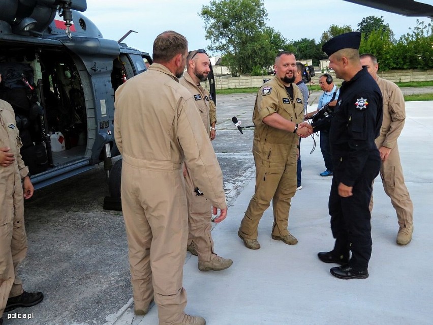 Policyjni lotnicy i strażacy wrócili z misji w Turcji. Black Hawk wylądował na lotnisku Warszawa-Babice