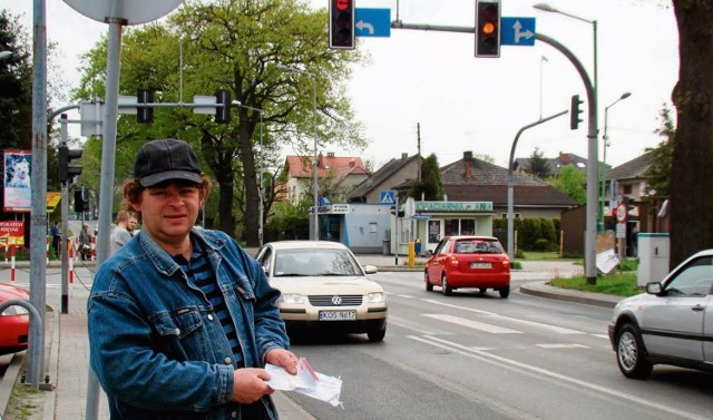 Paweł Pępek z Brzeszcz pokazuje mandat 500-złotowy, którym został ukarany za  przejechanie przez skrzyżowanie na ul. Turystycznej na czerwonym świetle. Uważa, że to z winy źle ustawionej sygnalizacji