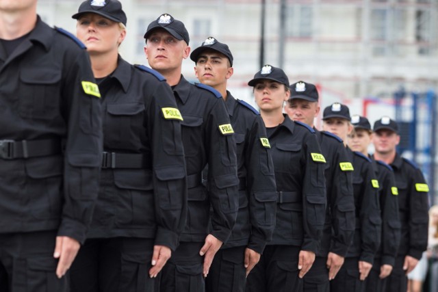 16.07.2016 warszawa plac pilsudskiego obchody swieta policji awansowanie policjiantow policjia nowi policjanci pasowanie policjianta promocja oficerska slubowanie nowych funkcjonariuszy funkcjonariusz straz graniczna defilada policji nz 

fot. szymon starnawski / polska press