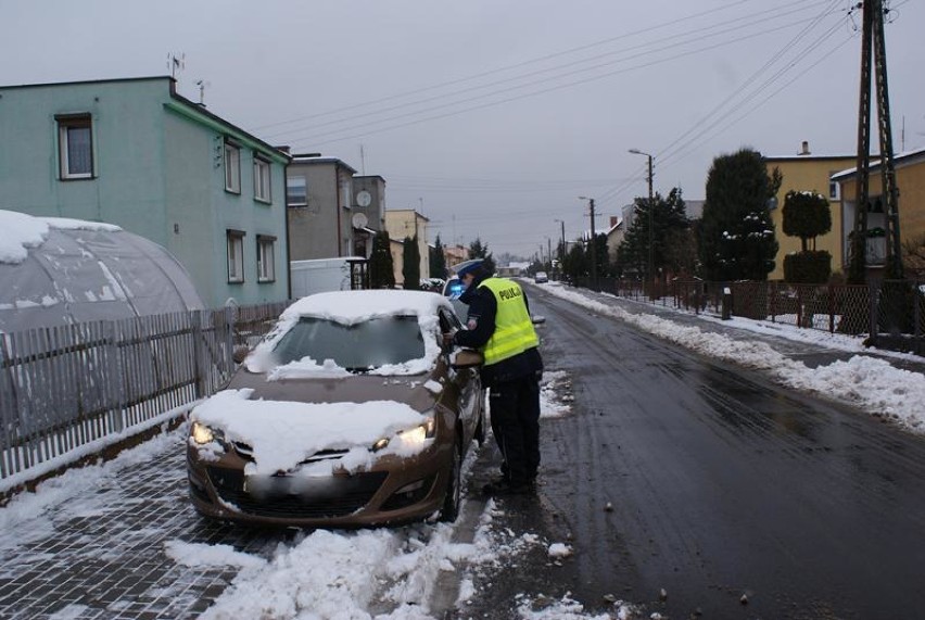 Z powodu zimy policjanci apelują o ostrożność na drogach....