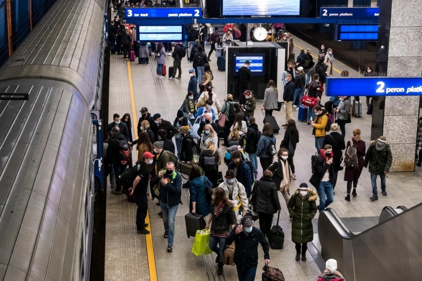 02.04.2021 warszawa dworzec centralny tlumy ludzi...