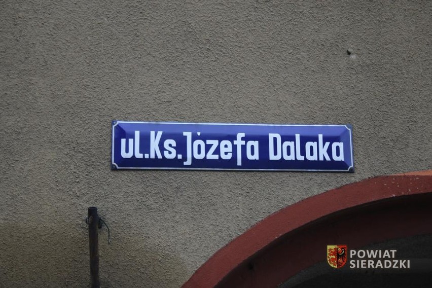 Nowy chodnik wybudowany przez powiat w Klonowej. Wyremontowano odcinek na ul. ks. Józefa Dalaka ZDJĘCIA