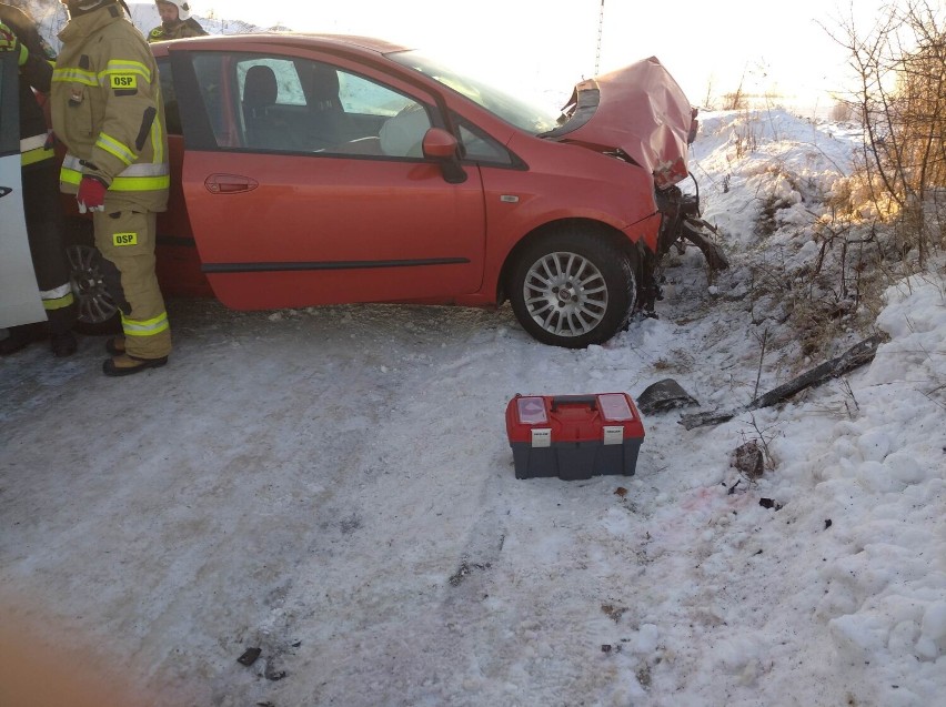 Zderzenie dwóch samochodów na oblodzonej drodze w Szonowie...