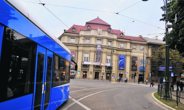 Filharmonia nie powinna znajdować się przy skrzyżowaniu trzech ruchliwych ulic. Goście tłoczą się na wąskim chodniku, a hałas przeszkadza muzykom