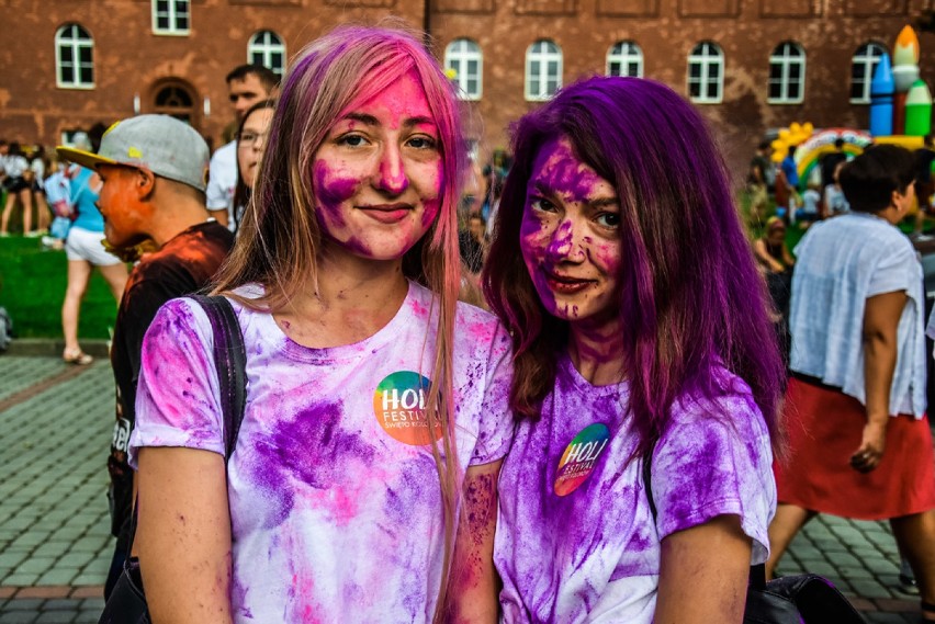 Holi Festival - dziś w Rybniku zrobiło się kolorowo! Kampus oszalał! [ZDJĘCIA] 