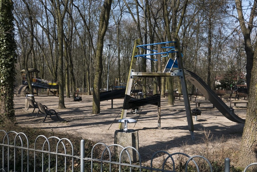 Place zabaw owinięte folią. Mimo zakazów wciąż bawiły się tam dzieci