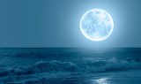 Niebieski Księżyc – kiedy wypada druga pełnia w sierpniu? Czy fazy księżyca mają wpływ na nasze zdrowie? Poznaj fakty i mity