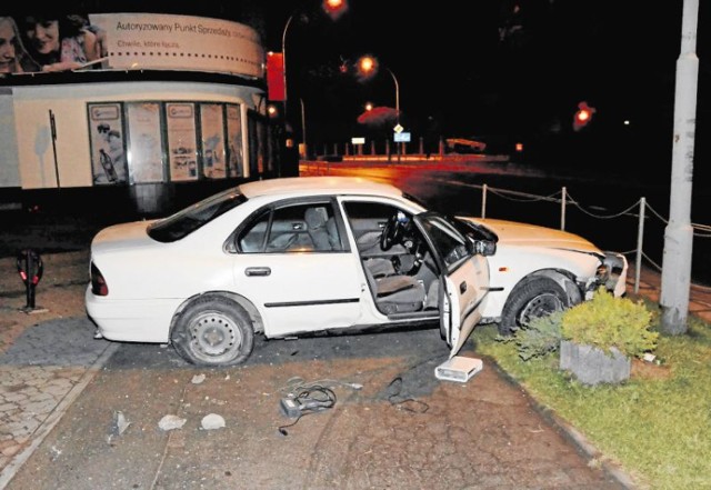 Uciekający w Tarnowie pijany kierowca staranował słupki oraz betonowe donice, odgradzające ulicę Sikorskiego od chodnika
