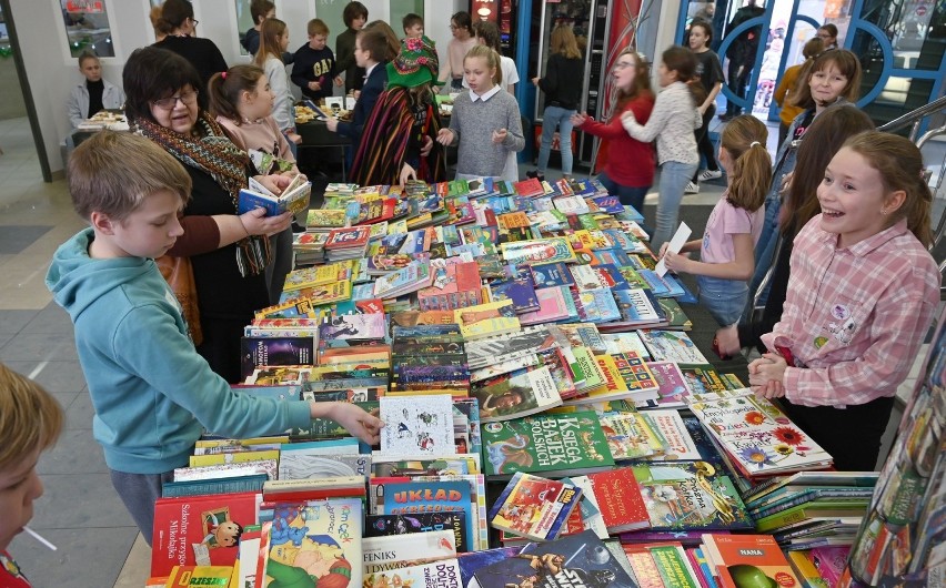 Tłumy na kiermaszu książek w szkole Społecznej w Kielcach. Dochód przeznaczą na bezdomne zwierzęta! [ZDJĘCIA, ZDJĘCIA]
