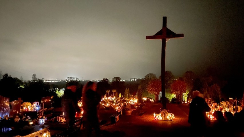 Wieczór Wszystkich Świętych na cmentarzu w Lęborku. Zdjęcia robią wrażenie. 