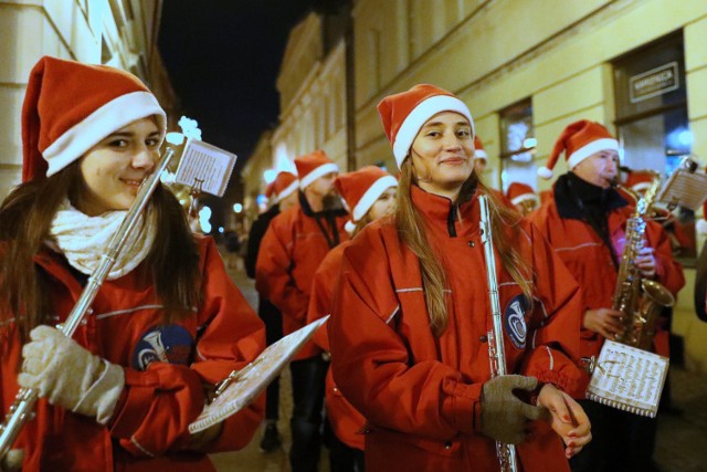 Mikołajki 2019 w Piotrkowie. Rozbłysła choinka w Rynku Trybunalskim