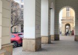 Usunięto automat paczkowy z zabytkowych podcieni przy Alei Wyzwolenia w Warszawie. Zgoda mieszkańców okazała się niewystarczająca 