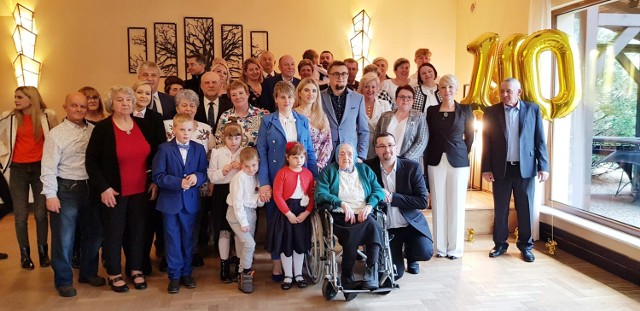 Wspólne zdjęcie uczestników uroczystości z Jubilatką Felicją Ziółkowską