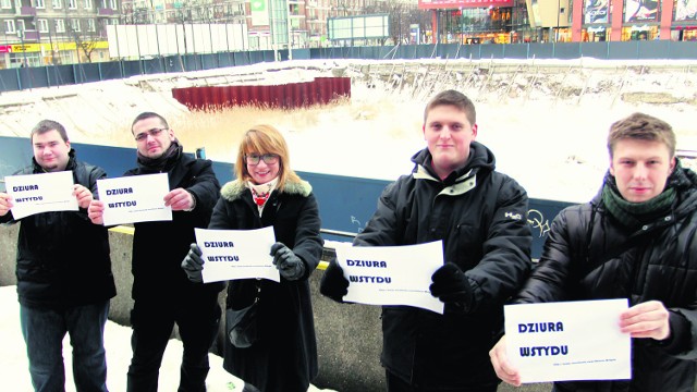 Młodzi z Forum Rozwoju Aglomeracji Gdańskiej protestują przed Dziurą Wstydu