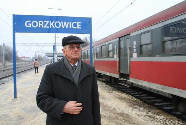 Jan Woźniak, przewodniczący Rady Gminy w Gorzkowicach, mówi, że mieszkańcy będą walczyć o powrót połączeń kolejowych