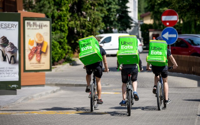 Kurierzy Uber Eats rozwożą już jedzenie po Włocławku. Posiłki można zamawiać za pomocą aplikacji z smarfonie