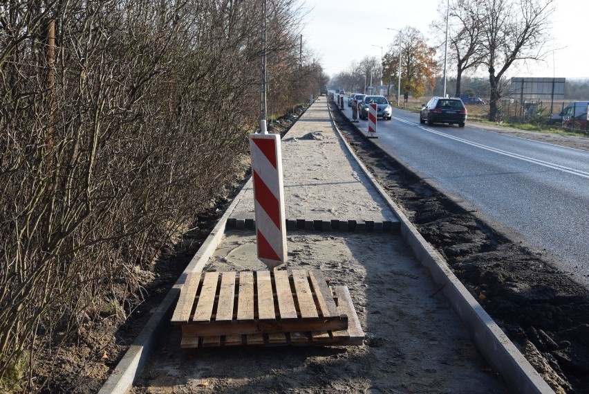 Budowa chodnika i oświetlenia przy drodze prowadzącej do...