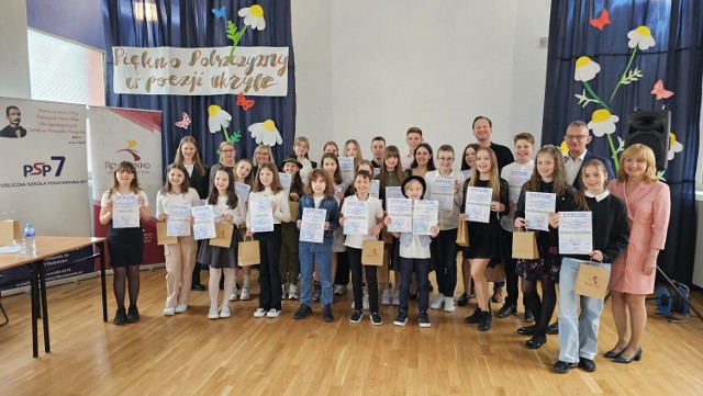 W Publicznej Szkole Podstawowej nr 7 w Radomsku odbył się Międzyszkolny Konkurs Recytatorski „Piękno polszczyzny w poezji ukryte”