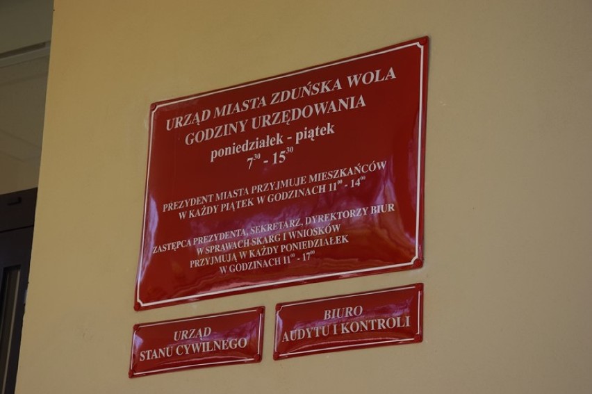 Nowe tabliczki na budynkach Urzędu Miasta Zduńska Wola