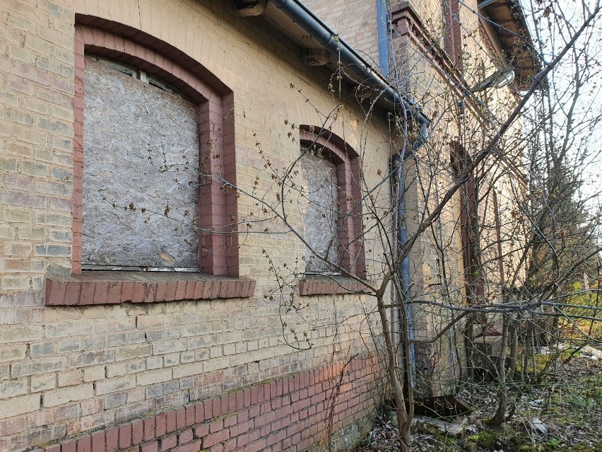 Stary dworzec w Jastrzębsku Starym od lat stoi pusty. Jak wygląda teraz? 