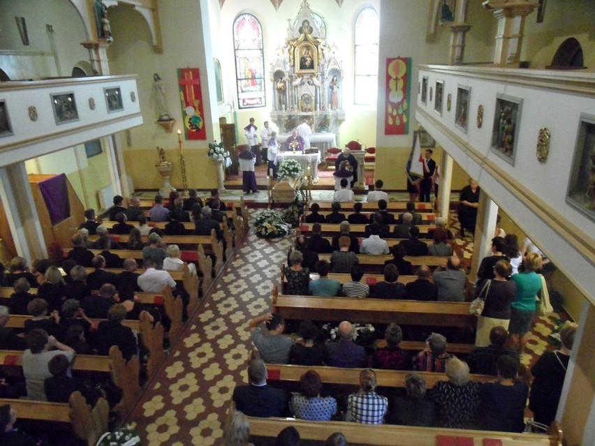 Ruda Śląska: Pogrzeb tragicznie zmarłej maturzystki, Kasi Kurzyńskiej. Zginęła w wypadku w Mikołowie
