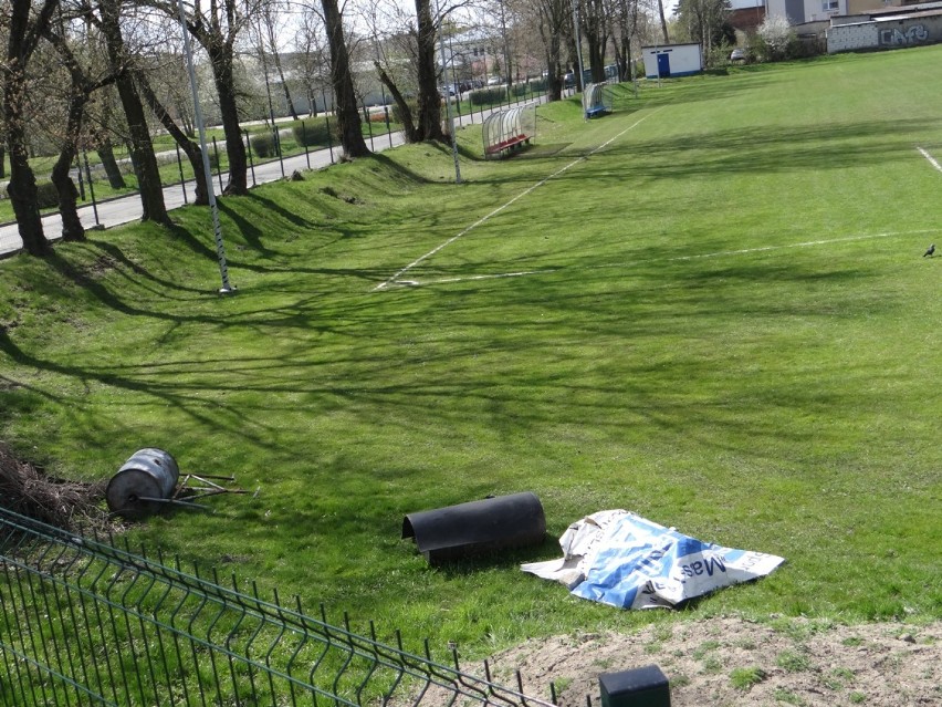 Trwa renowacja murawy na stadionie przy Brzeźnickiej i boisku przy Kościuszki w Radomsku
