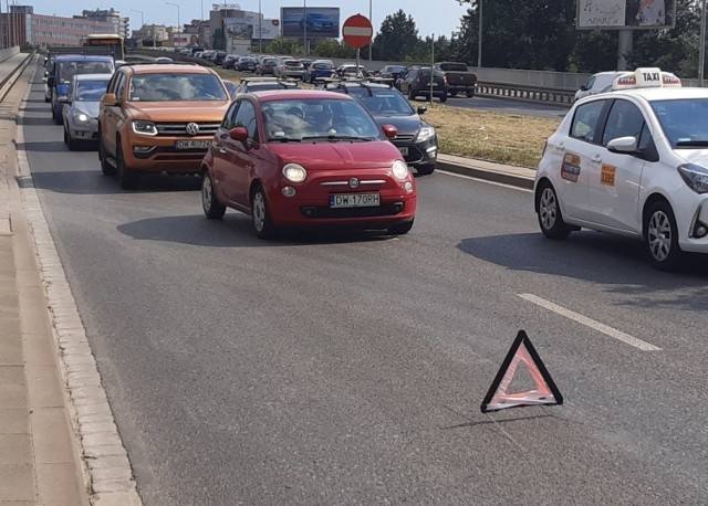 Według wstępnych ustaleń mężczyzna wyjeżdżający peugeotem z ogródków działkowych nie ustąpił pierwszeństwa kierowcy seata zjeżdżającemu z estakady.