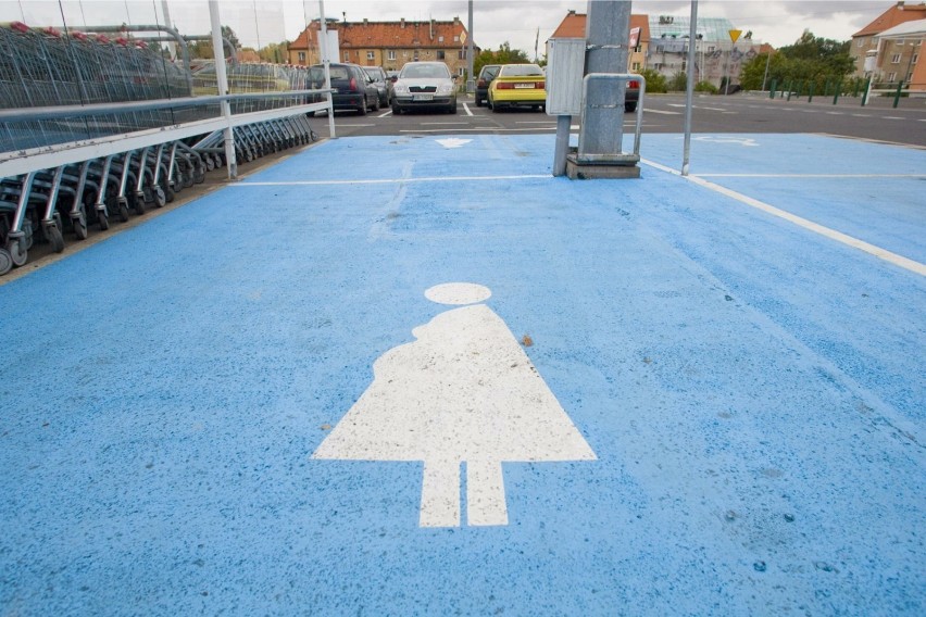 Miejsca parkingowe dla kobiet w ciąży? Mogą pojawić się przed urzędami dzielnic w Warszawie. Miasto sprawdza możliwości