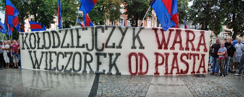 Główny transparent protestu