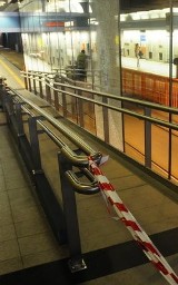 Rozbitą szybę na przystanku Dworzec Główny Tunel wymienią dopiero w 2013