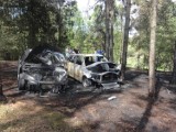 Pożar samochodów w Grzybowie. Spłonęły dwa auta [ZDJĘCIA]