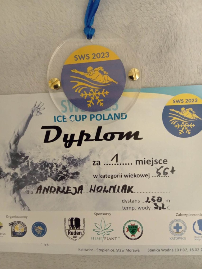 Kaliszanin Andrzej Wolniak wygrał zawody w zimowym pływaniu