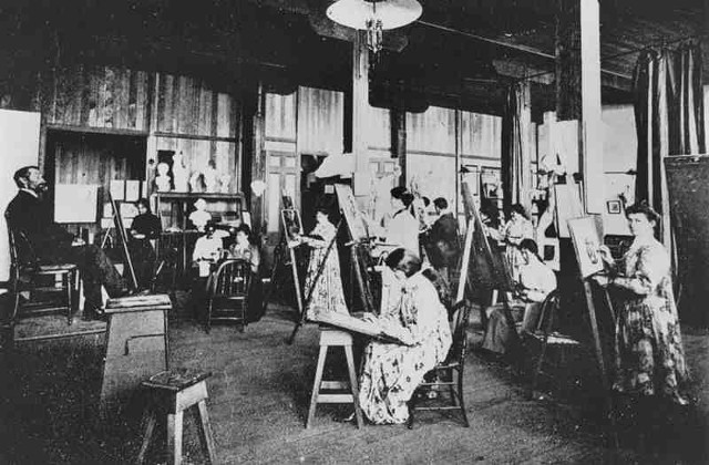 Źródło: http://commons.wikimedia.org/wiki/File:StateLibQld_1_102732_Art_students_in_a_painting_class_at_the_Brisbane_Technical_College,_ca._1900.jpg